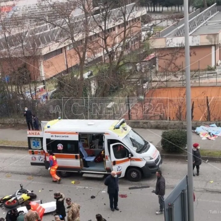 Incidente a Cosenza, scontro tra moto e auto: muore in ospedale il centauro 30enne