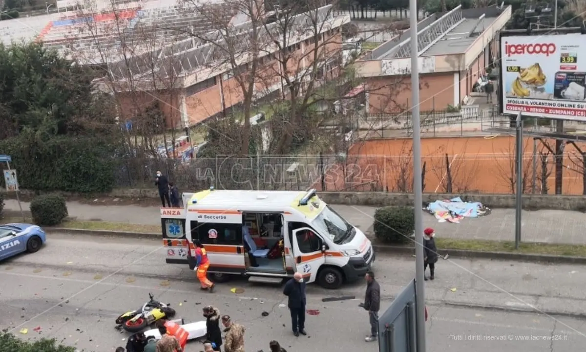 Incidente a Cosenza, scontro tra moto e auto: muore in ospedale il centauro 30enne