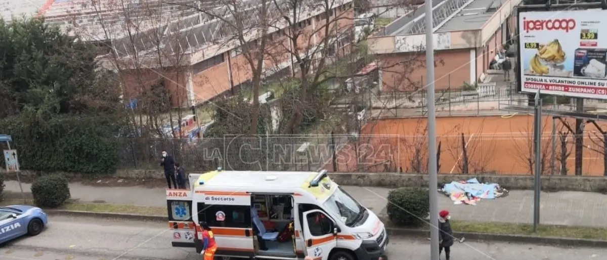 Incidente a Cosenza, scontro tra moto e auto: muore in ospedale il centauro 30enne