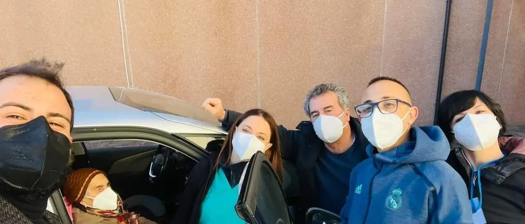 Terza dose di vaccino anche a una nonnina di 101 anni, grande affluenza al vax day di Santa Sofia d’Epiro