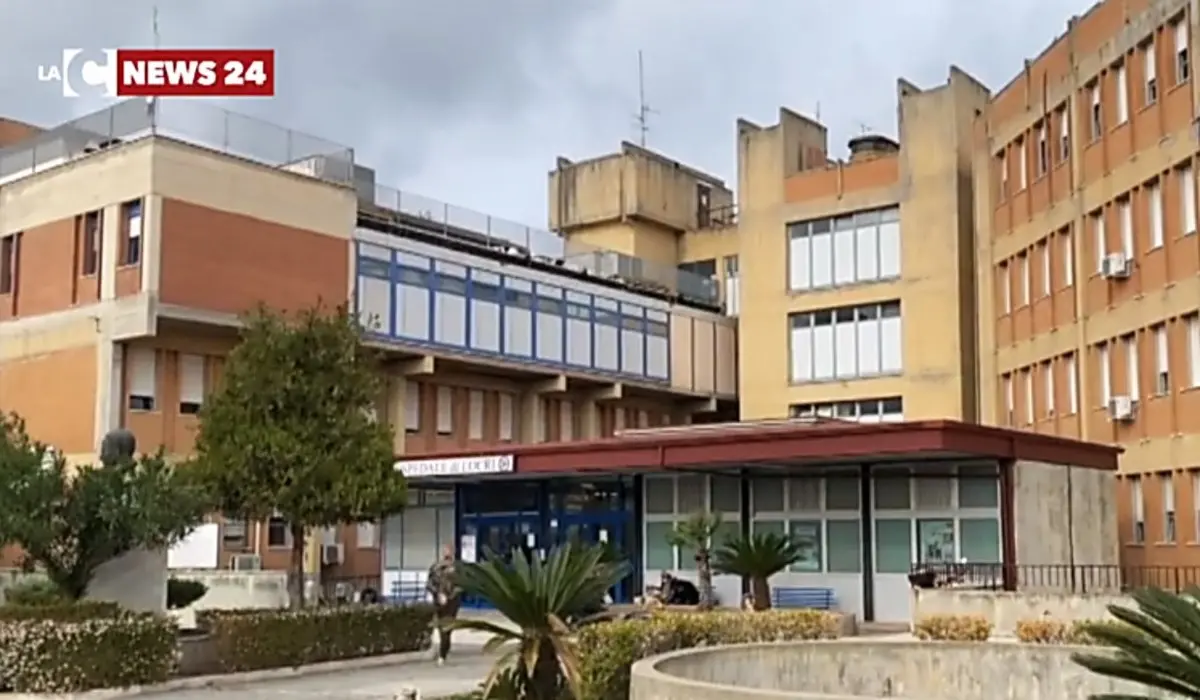 Ospedale di Locri, mancano gli strumenti diagnostici: sospesa l’attività nel reparto di endoscopica