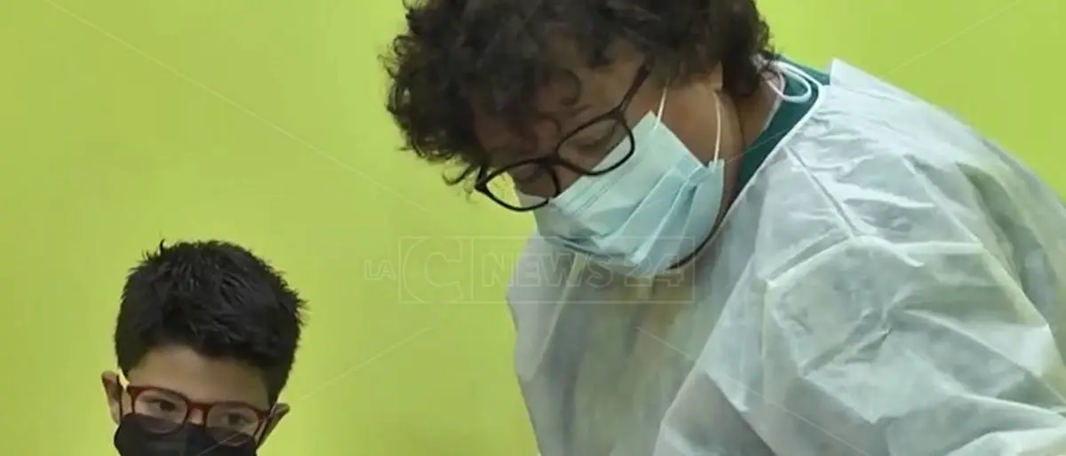 Vaccinazioni nelle scuole, Occhiuto: «La Calabria mobilita i volontari, grande adesione»