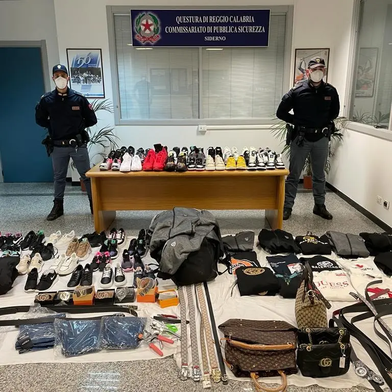 Locri, sequestrato ingente quantitativo di merce contraffata: denunciato un 51enne