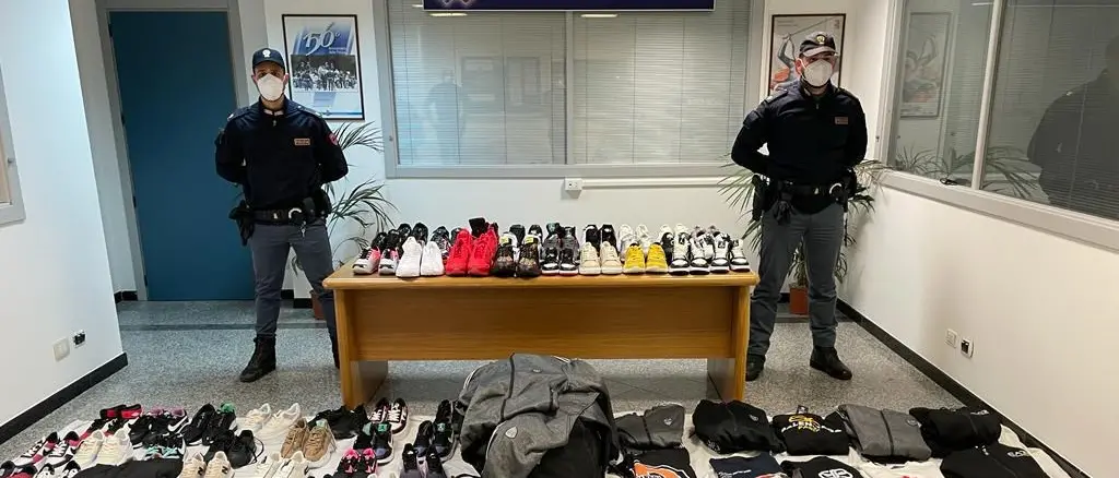 Locri, sequestrato ingente quantitativo di merce contraffata: denunciato un 51enne