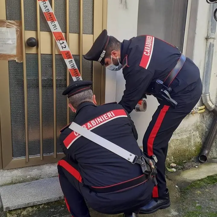 Convalidato l’arresto dell’uomo che ha strangolato la moglie, il sindaco: «Sembrava una coppia serena»