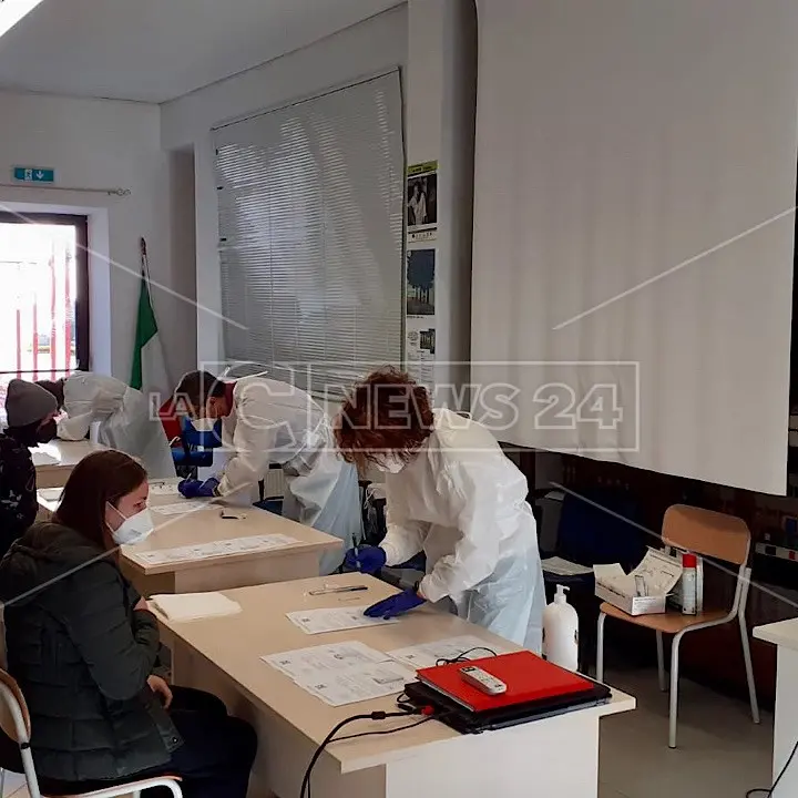 Covid, a Cetraro tamponi gratuiti agli studenti prima del ritorno a scuola: 4 positivi su 391 test effettuati