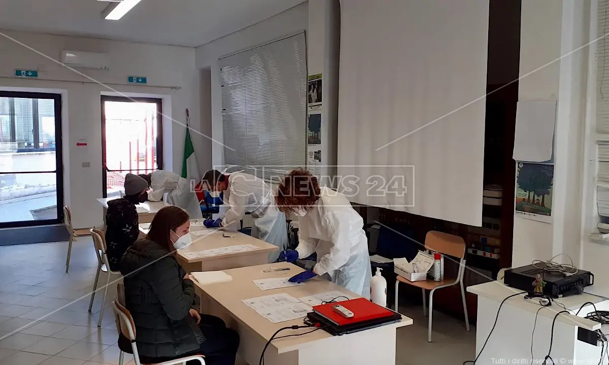 Covid, a Cetraro tamponi gratuiti agli studenti prima del ritorno a scuola: 4 positivi su 391 test effettuati