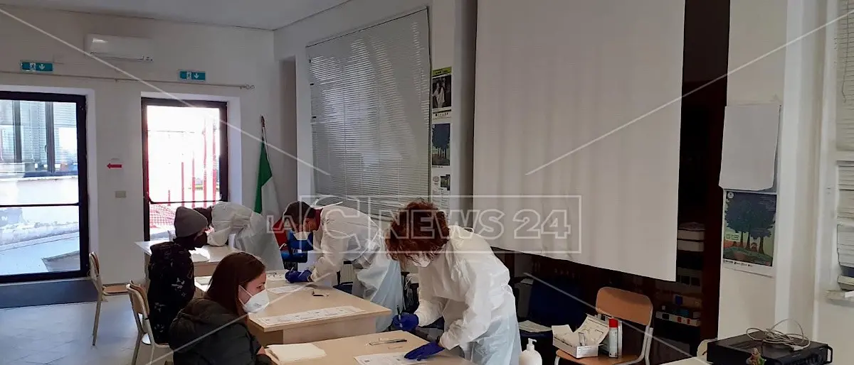 Covid, a Cetraro tamponi gratuiti agli studenti prima del ritorno a scuola: 4 positivi su 391 test effettuati