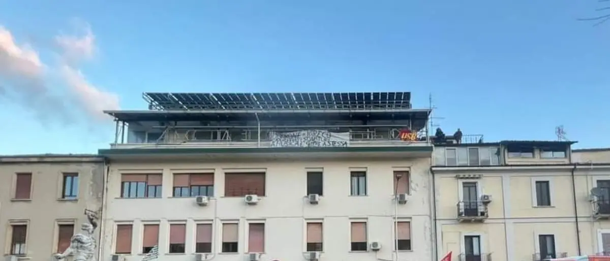 Protesta sul tetto della clinica Misasi, la condanna dei dipendenti: «Bruttissima pagina»