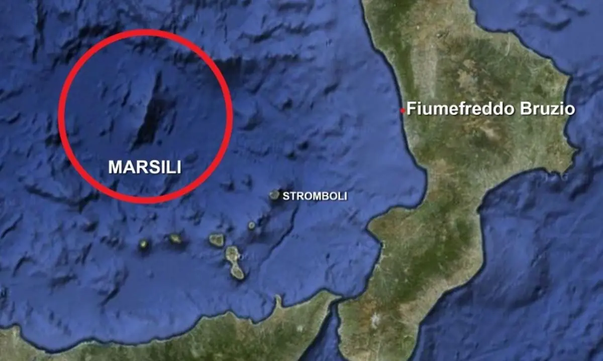 Il vulcano di Tonga e il Marsili nel mare della Calabria, l’identikit di due “mostri” diversi