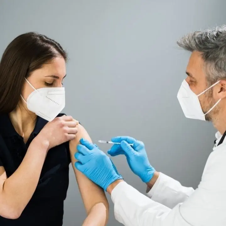 Vaccino anti-Covid, l’Ema frena: «Non ci sono prove della necessità di una quarta dose»