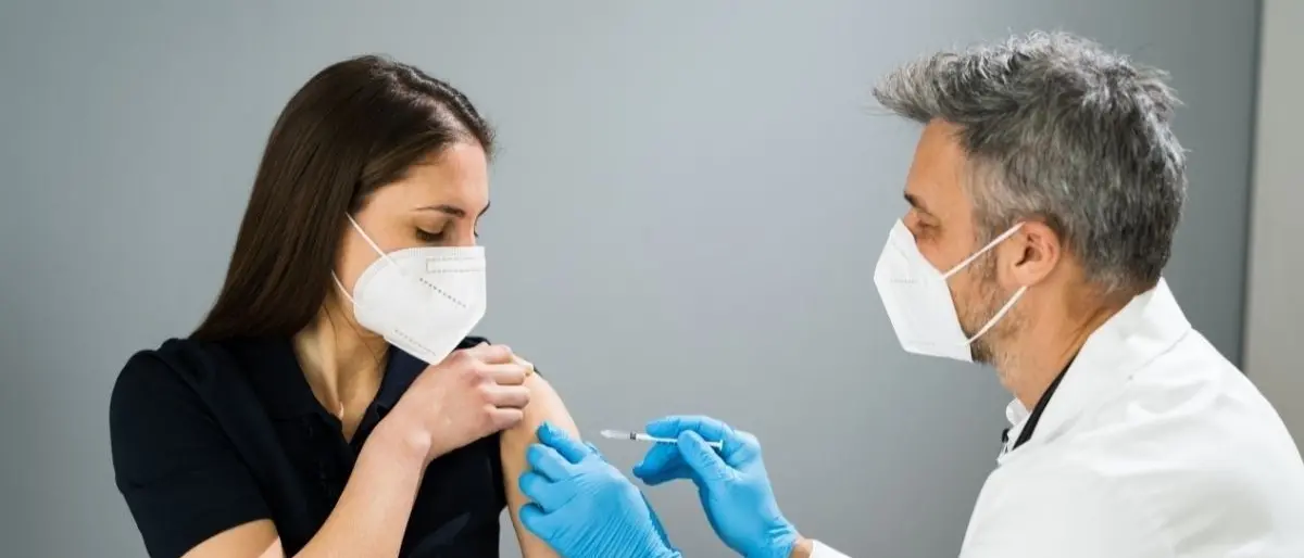 Vaccino anti-Covid, l’Ema frena: «Non ci sono prove della necessità di una quarta dose»