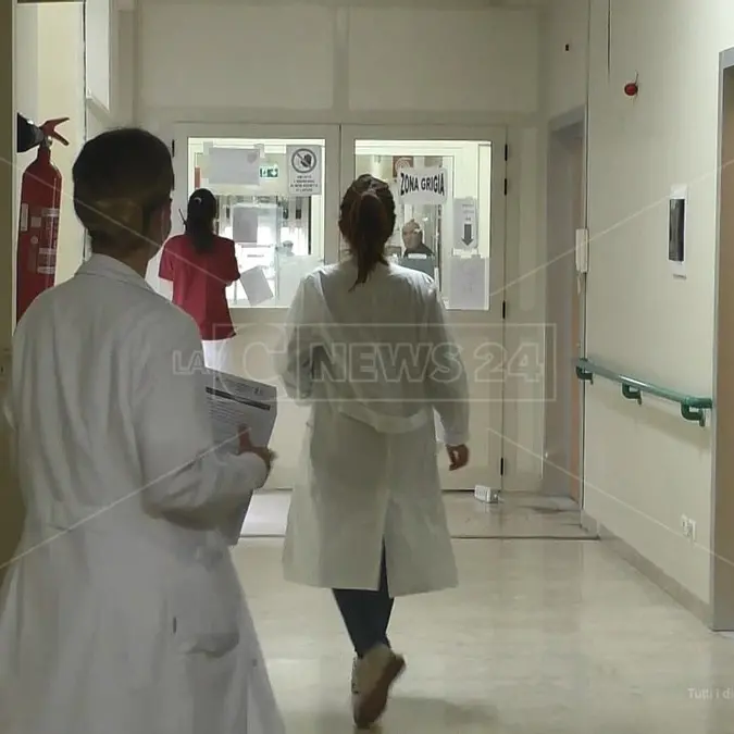 Ospedale Lamezia, sospesi sei sanitari no vax: presidio sempre più sotto pressione