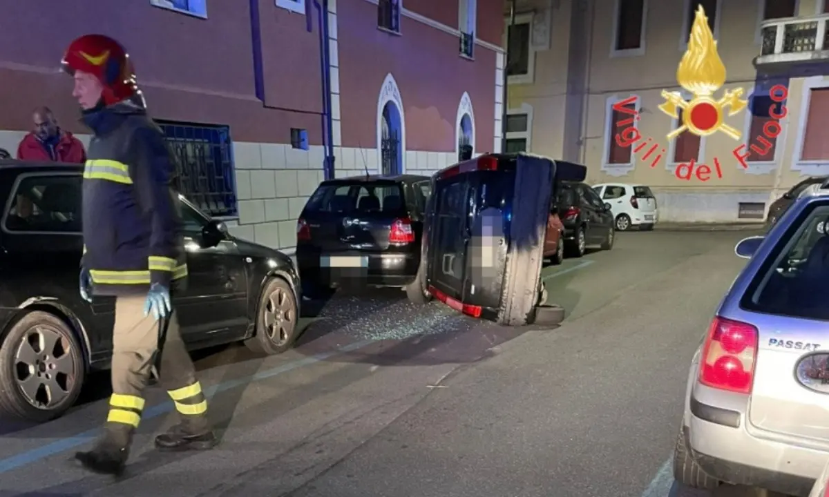 Incidente a Catanzaro, auto si ribalta e coinvolge altri mezzi parcheggiati