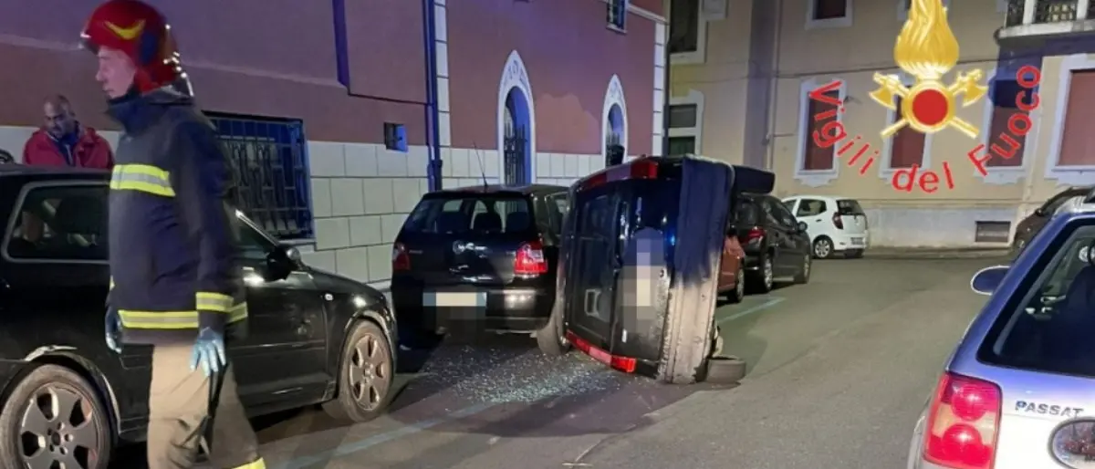 Incidente a Catanzaro, auto si ribalta e coinvolge altri mezzi parcheggiati