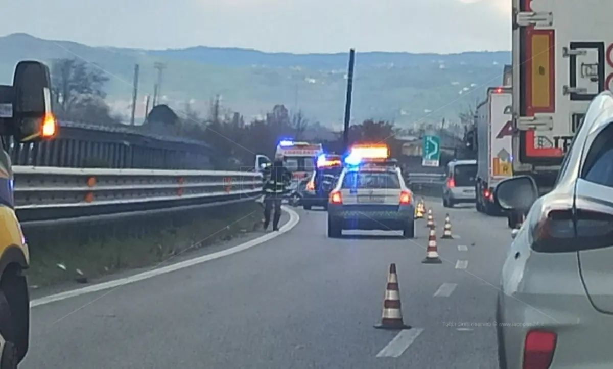 Incidente lungo l’A2 nei pressi dello svincolo di Montalto: auto sbanda e finisce contro il guardrail