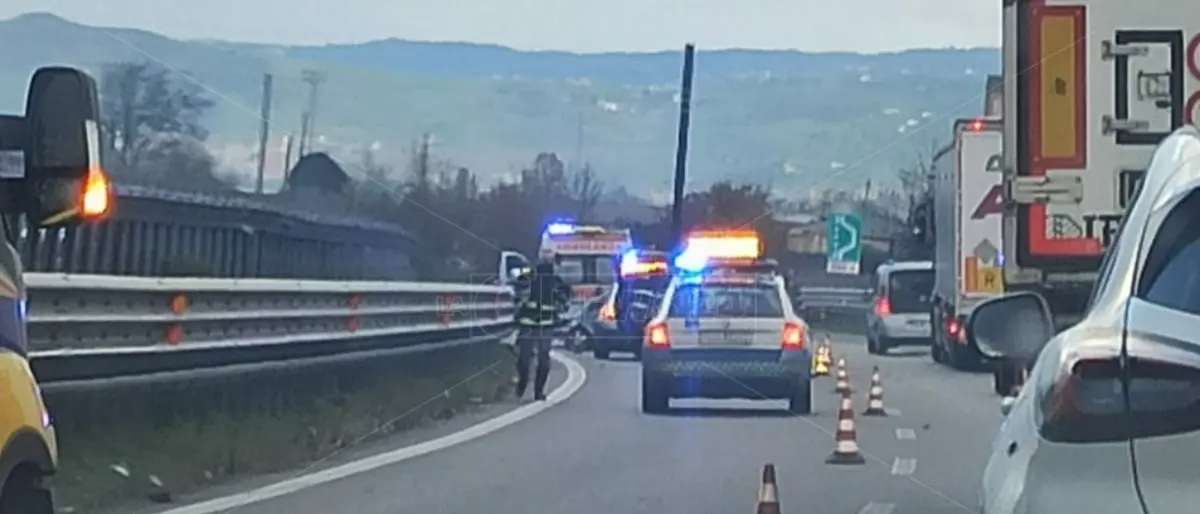 Incidente lungo l’A2 nei pressi dello svincolo di Montalto: auto sbanda e finisce contro il guardrail