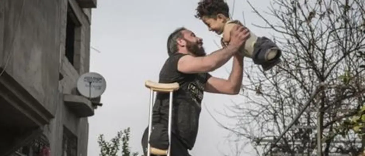 Siria, padre e figlio protagonisti della foto simbolo del dramma in Italia per cominciare una nuova vita