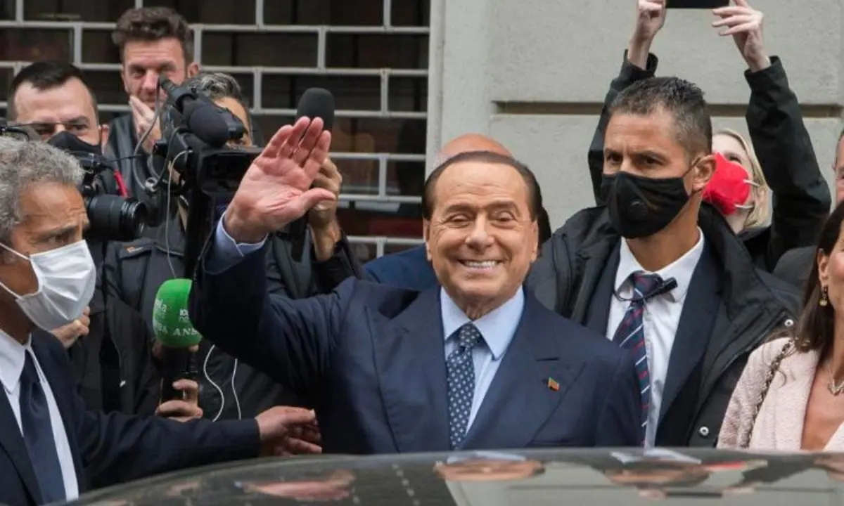 Berlusconi tiene tutti appesi ma Lega e Fdi cercano di uscire dall’angolo accelerando il suo passo indietro