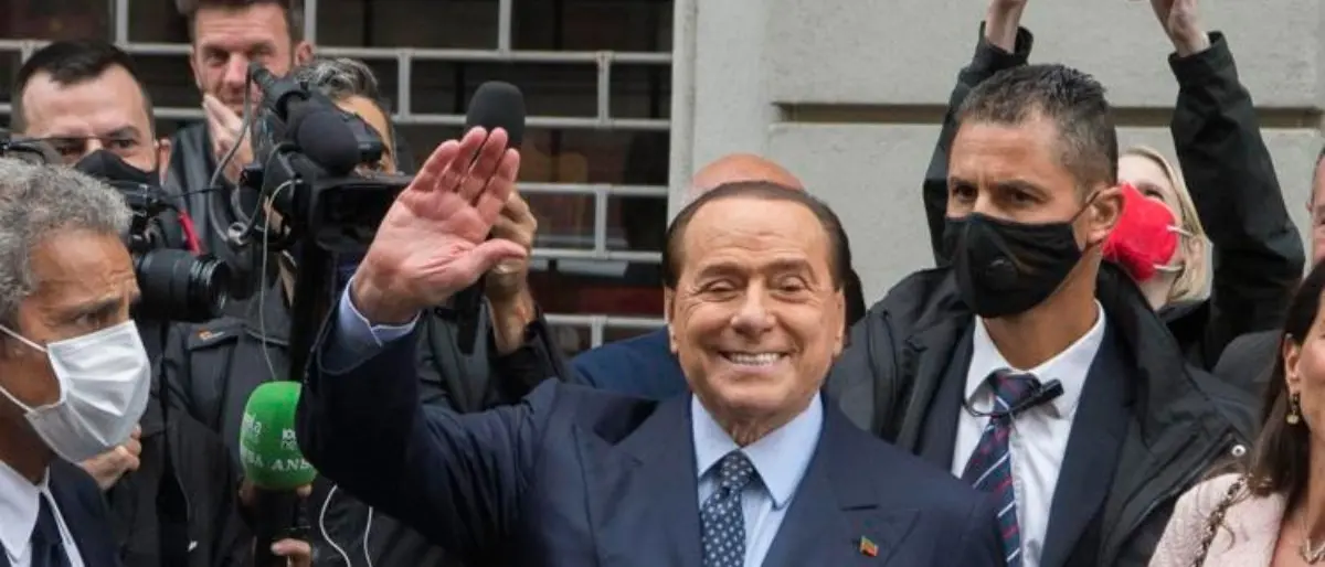 Berlusconi tiene tutti appesi ma Lega e Fdi cercano di uscire dall’angolo accelerando il suo passo indietro