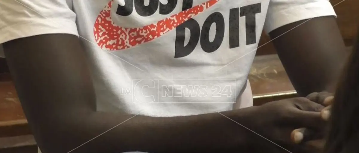 Crotone, migranti espulsi non possono partire perché senza green pass: «Le istituzioni intervengano»