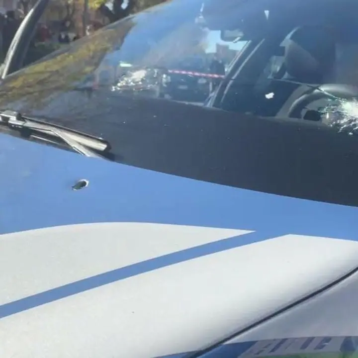 Taranto, un uomo spara contro un’auto della polizia: feriti due agenti