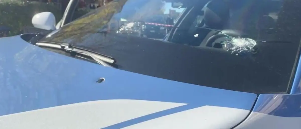 Taranto, un uomo spara contro un’auto della polizia: feriti due agenti
