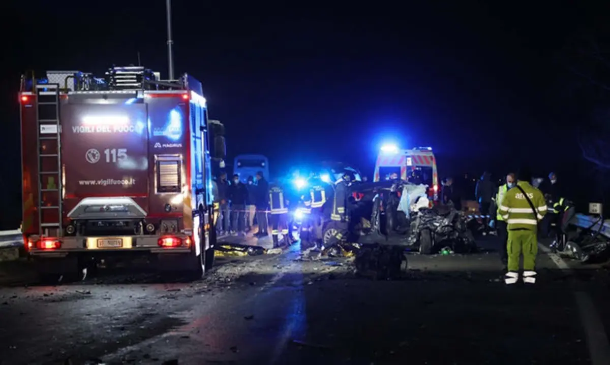 Tragico incidente nel Bresciano, morti cinque giovani nello scontro tra auto e bus