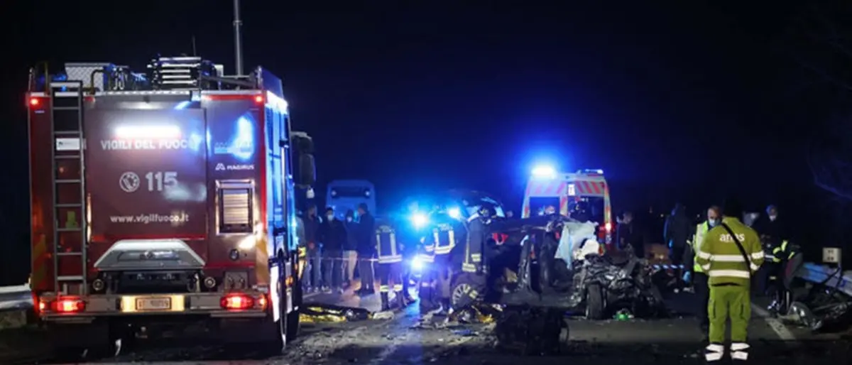 Tragico incidente nel Bresciano, morti cinque giovani nello scontro tra auto e bus