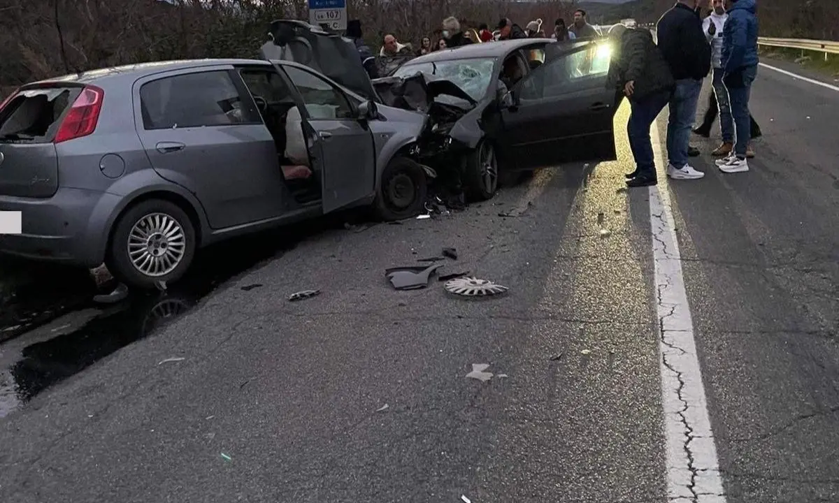 Incidente sulla statale 107 silana-crotonese, frontale tra auto: due bambini coinvolti