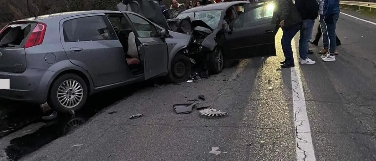 Incidente sulla statale 107 silana-crotonese, frontale tra auto: due bambini coinvolti