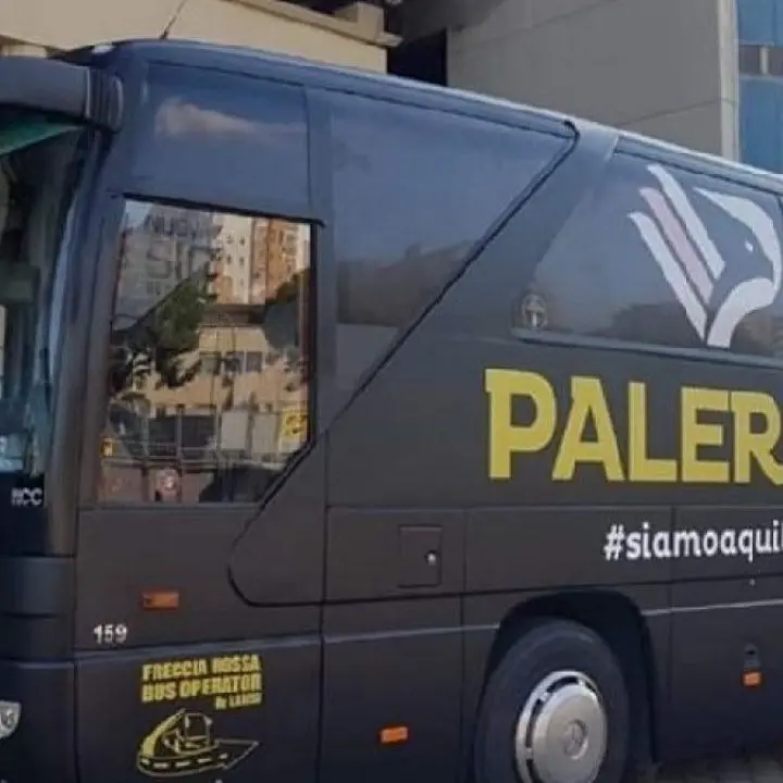Catanzaro, assalto a colpi di caschi e bastoni al bus della squadra del Palermo