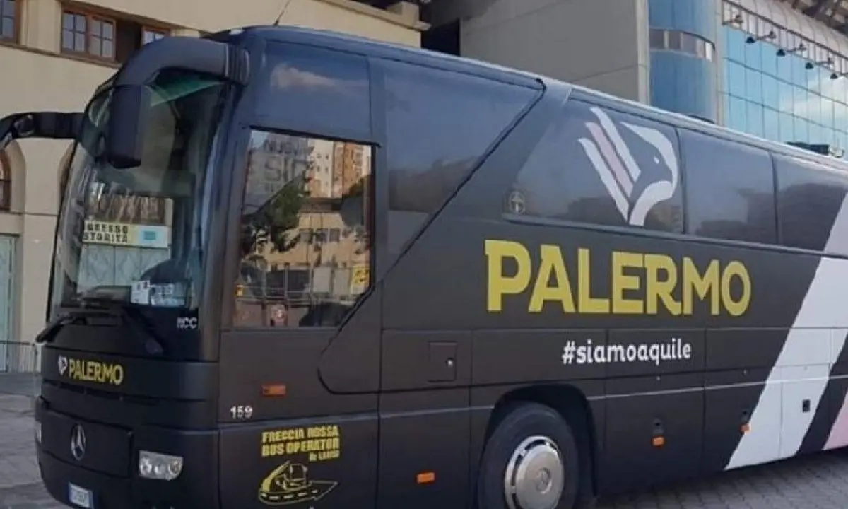 Catanzaro, assalto a colpi di caschi e bastoni al bus della squadra del Palermo