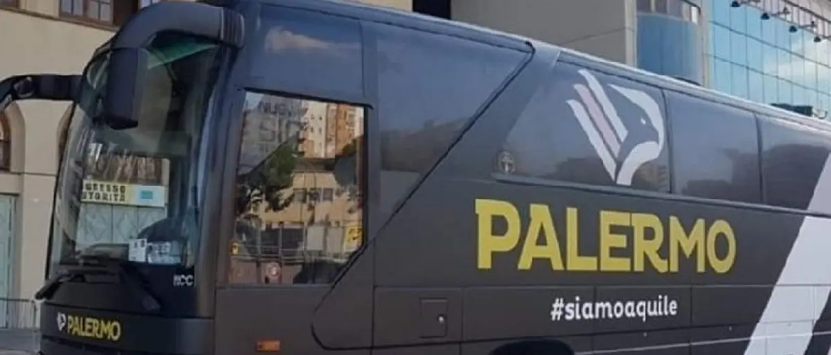 Catanzaro, assalto a colpi di caschi e bastoni al bus della squadra del Palermo