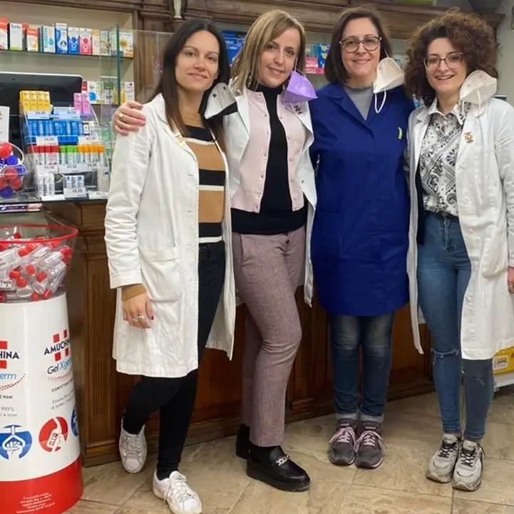 San Giovanni in Fiore, la storica farmacia si colora di rosa: è gestita da 4 giovani professioniste
