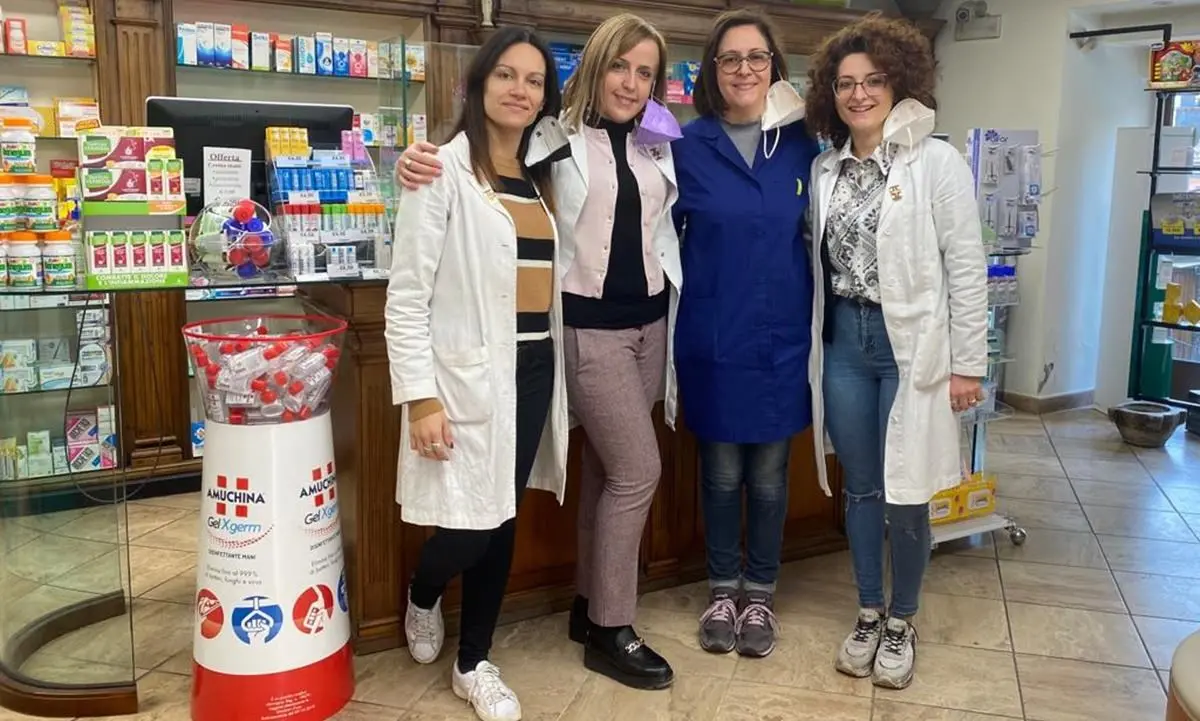 San Giovanni in Fiore, la storica farmacia si colora di rosa: è gestita da 4 giovani professioniste