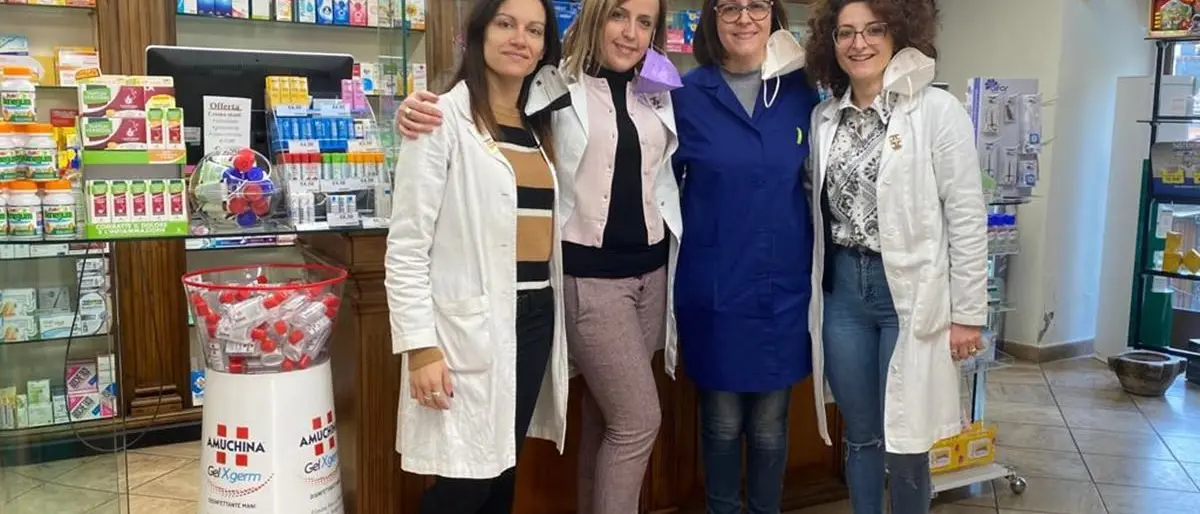 San Giovanni in Fiore, la storica farmacia si colora di rosa: è gestita da 4 giovani professioniste