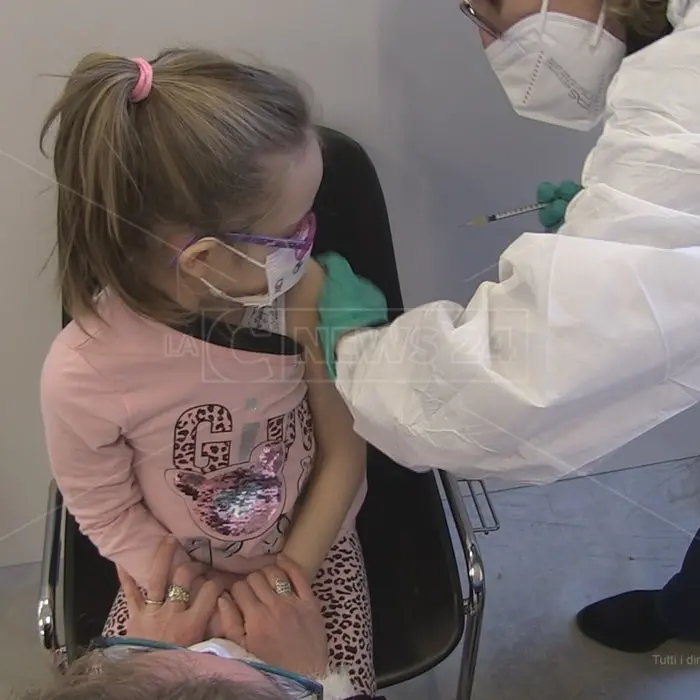 Vaccini anti-Covid nelle scuole, ecco orari e centri coinvolti in Calabria