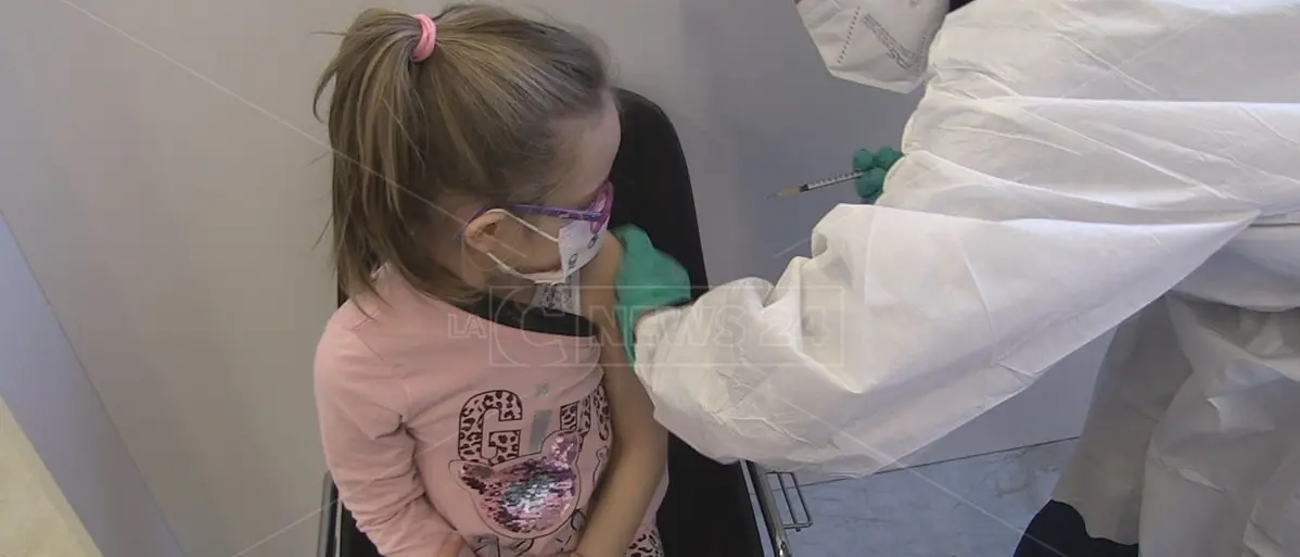Vaccini anti-Covid nelle scuole, ecco orari e centri coinvolti in Calabria