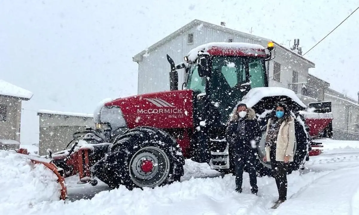 Neve a San Giovanni in Fiore, scuole chiuse anche domani e sindaco in prima linea nello sgombero stradale