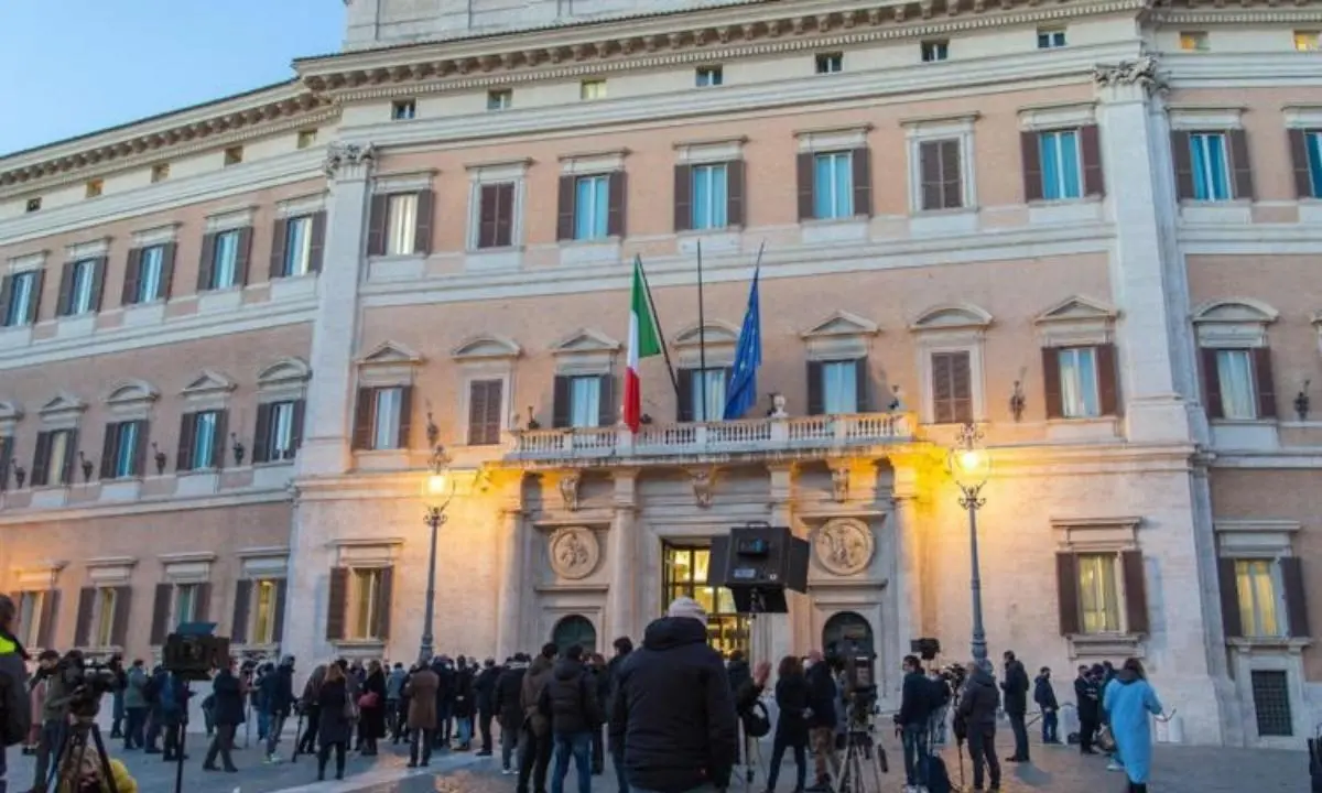 Quirinale, seconda fumata nera: nuova pioggia di schede bianche