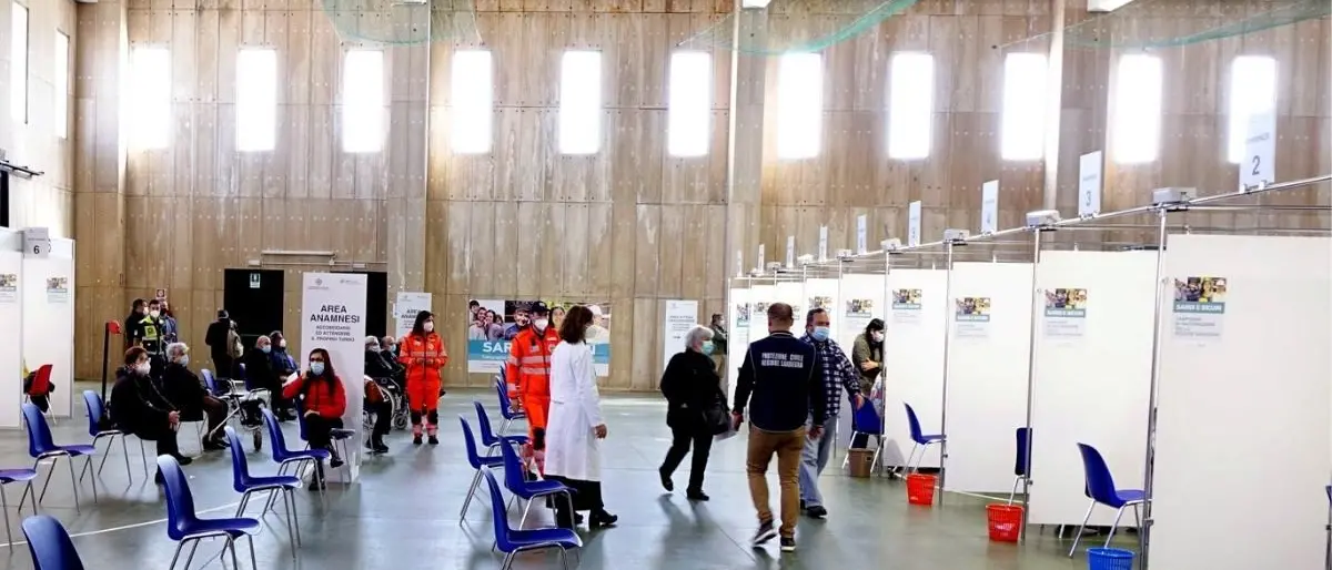 Si presenta a fare il vaccino al posto dell’amico no vax in cambio di una cena: arrestato