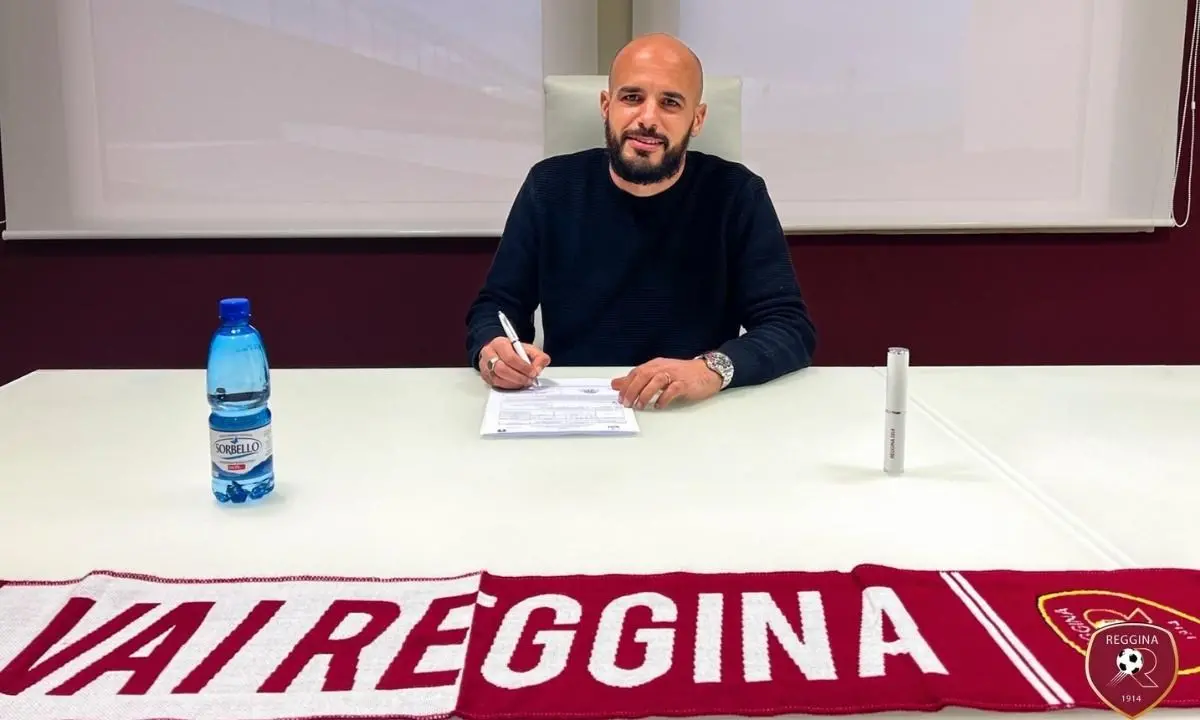 Reggina, ufficiali un arrivo e due partenze. Folorunsho sempre più vicino