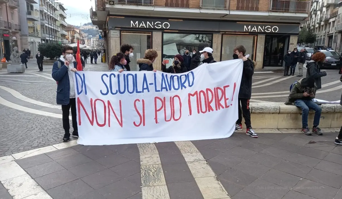 Studenti in piazza per il 18enne schiacciato da una trave: «Non si può morire di alternanza scuola-lavoro»