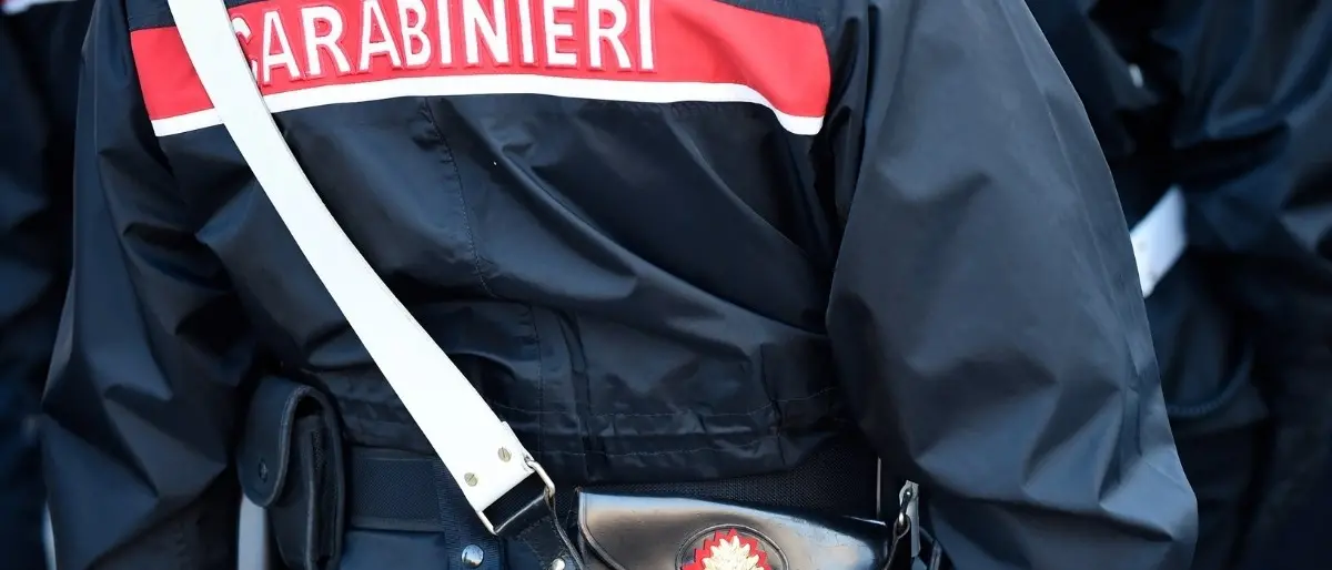 Due giovani intrappolati in una casa in fiamme nel Reggino, salvati dai carabinieri