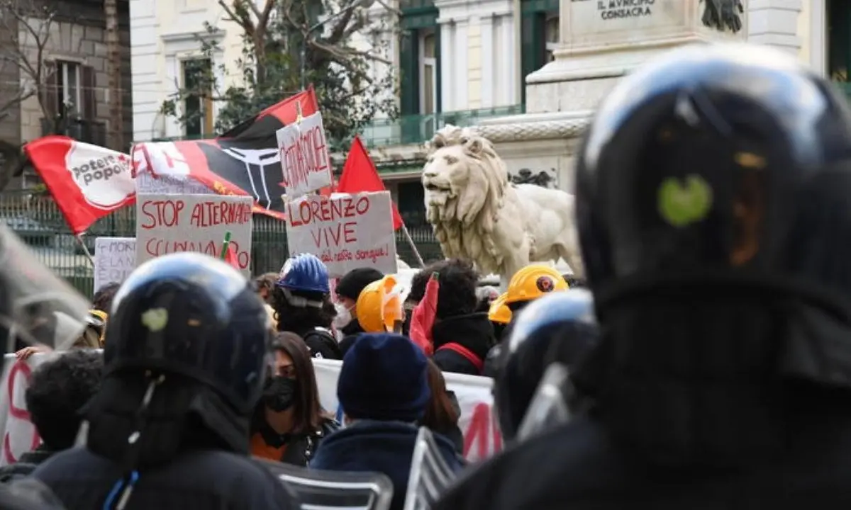 Studenti in piazza per il 18enne schiacciato da una trave: scontri con le forze dell’ordine a Napoli e Torino