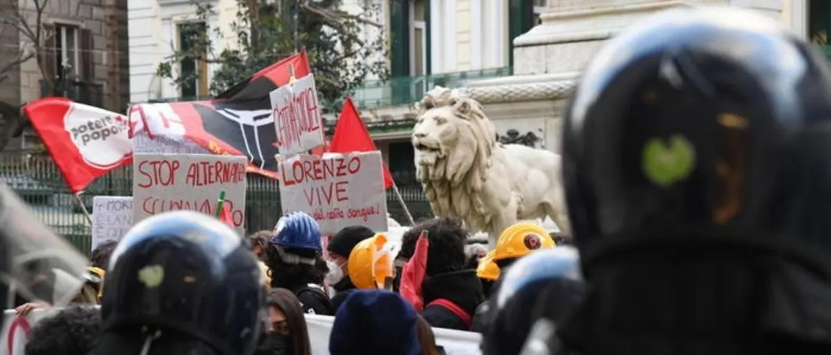Studenti in piazza per il 18enne schiacciato da una trave: scontri con le forze dell’ordine a Napoli e Torino