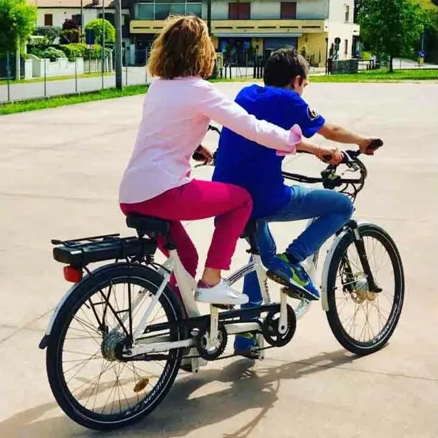 La bici degli abbracci, a Cosenza il tandem per pedalare insieme alle persone con autismo