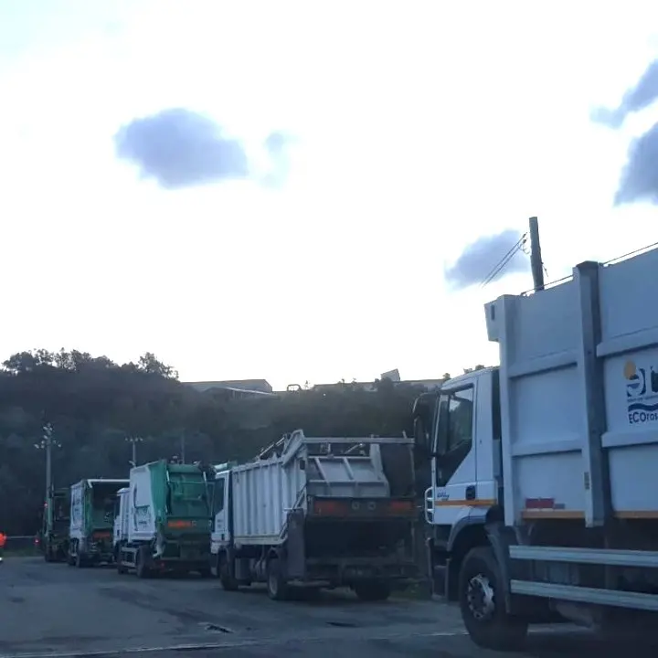 Rifiuti, colonna di camion in fila per scaricare a Bucita: provincia di Cosenza a un passo dall’emergenza