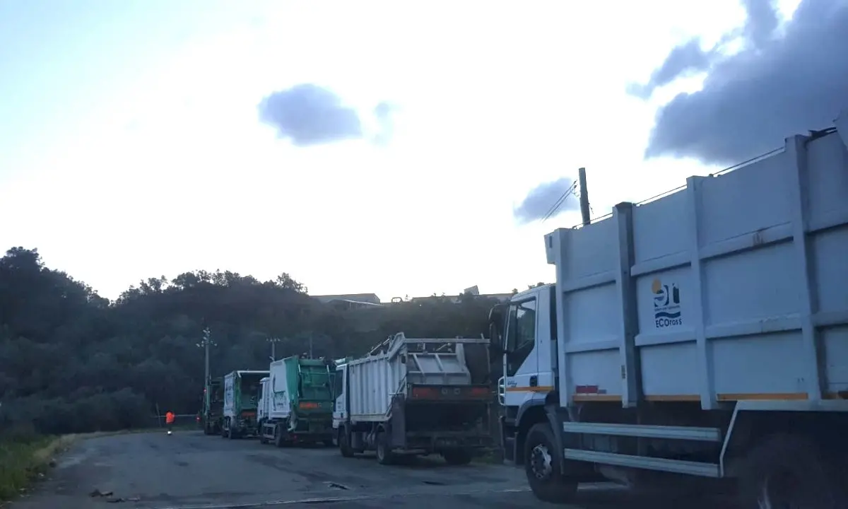 Rifiuti, colonna di camion in fila per scaricare a Bucita: provincia di Cosenza a un passo dall’emergenza